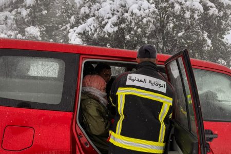 اقليم الحسيمة: تدخل عاجل ينقذ امرأة من دوار عرف تساقطات ثلجية كثيفة.